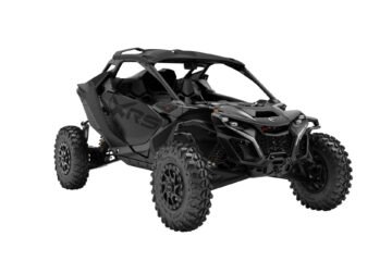 ORV-SSV-MY25-Maverick-R-XRS-MillNT-CE-Triple-Black-0006JSE00-Studio-34FR-EMEA (2)
