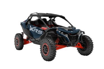 ORV-SSV-MY25-Maverick-R-XRSSAS-MillNT-CE-Dusty-Navy-Legion-Red-0006JSK00-Studio-34FR-EMEA (2)